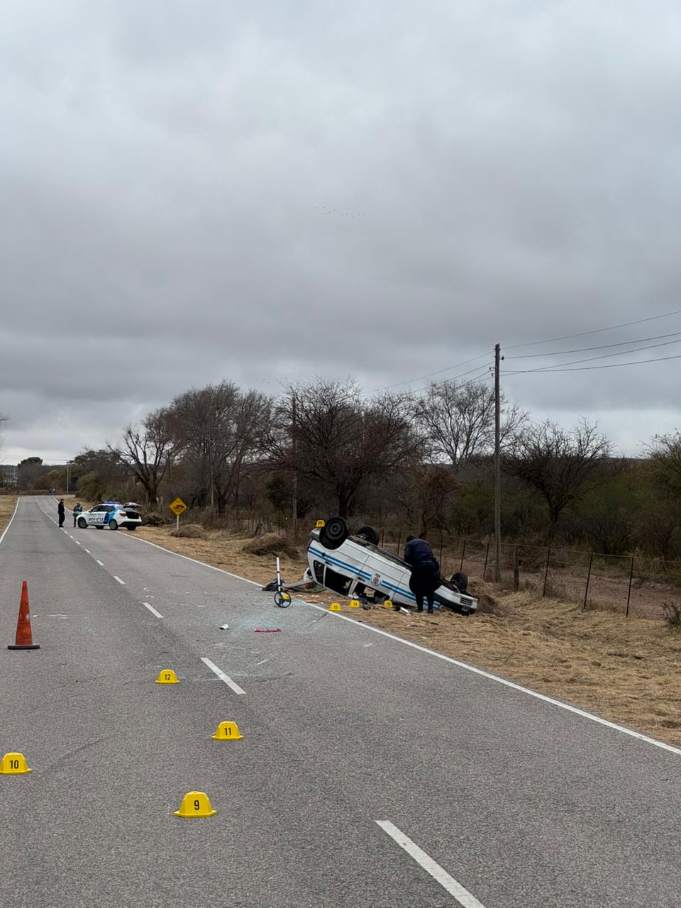 Violento vuelco de un taxi camino a Donovan: el vehículo terminó dado vuelta