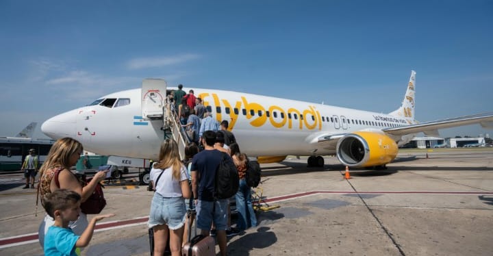 Flybondi en Turbulencia: Cancelaciones, Deudas y una Crisis que se Agrava