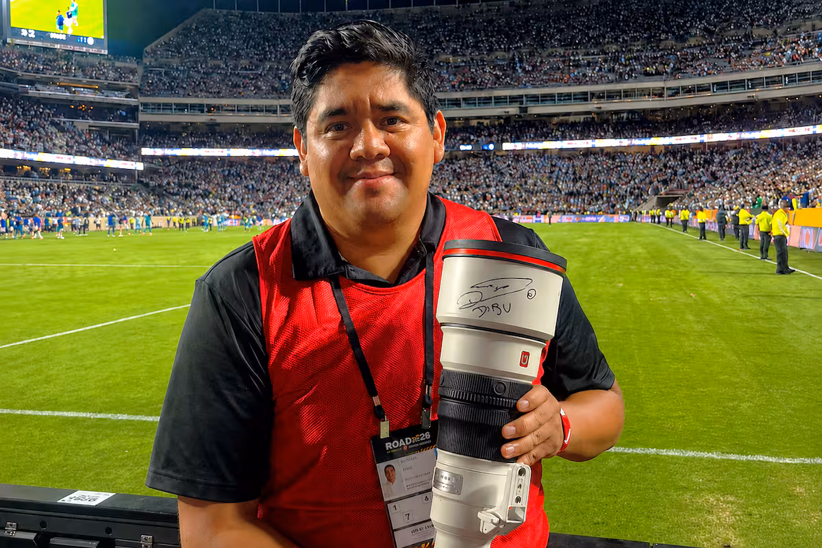 La historia detrás del video viral: el fotógrafo mexicano al que el Dibu le pidió la cámara y ahora guarda una reliquia de 6000 dólares