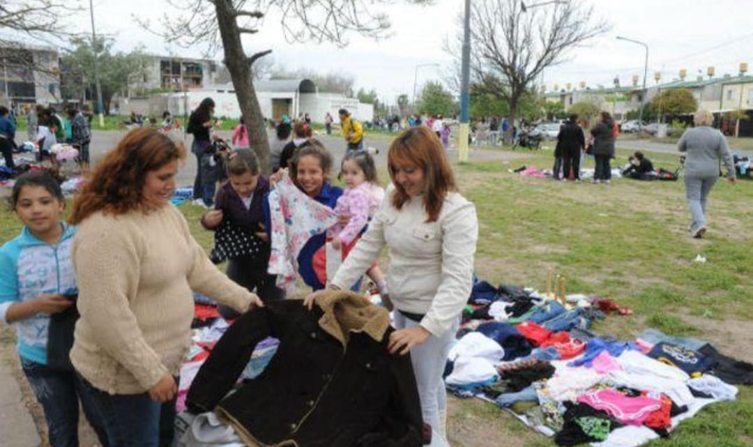 El trueque vuelve a crecer en los barrios: intercambian ropa, alimentos y productos para llegar a fin de mes