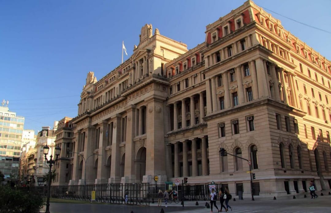 El Gobierno flexibilizó la selección de jueces de la Corte y desató polémica