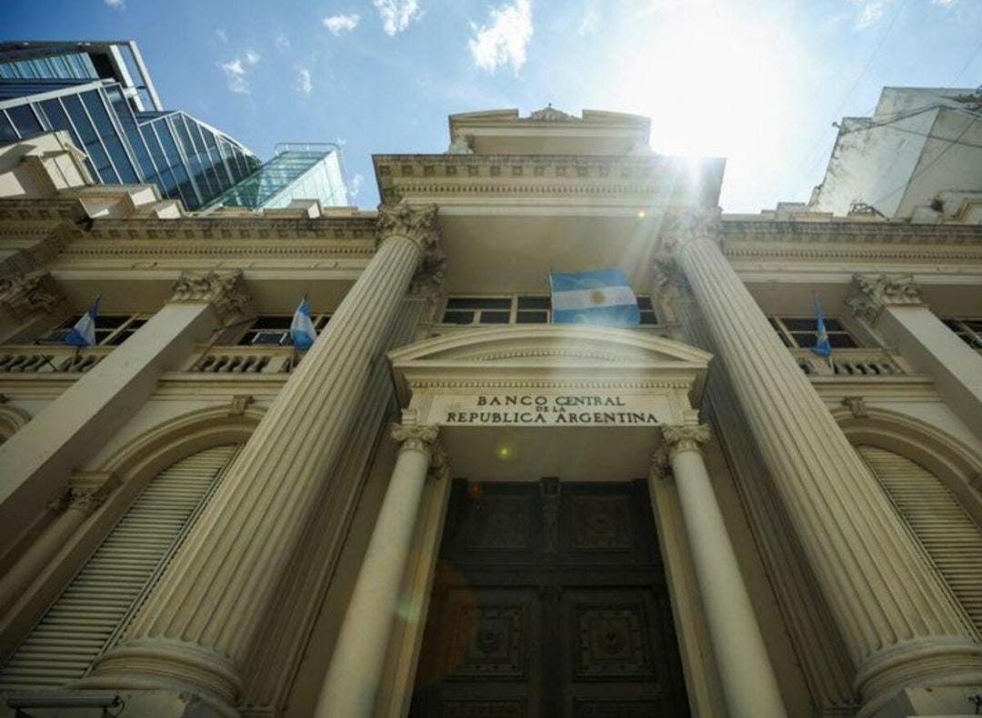 Caputo mostró una baja de USD 20.000 millones en la deuda, pero crece la polémica por el impacto real del endeudamiento