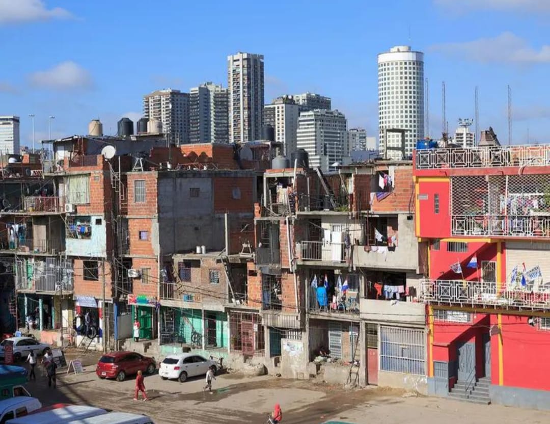 Aumentó la desigualdad en Argentina: el 10% más rico gana 15 veces más que el 10% más pobre.