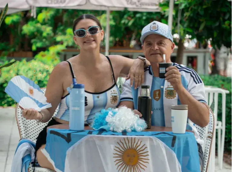 La cábala puntana que volvió al Mundial: regalan habitaciones cuando juega Argentina