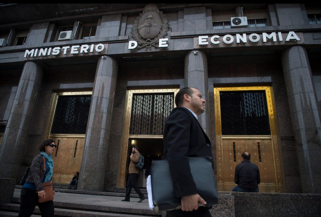 Milei impulsa una reforma de Ganancias: menos impuestos para empresas y más para personas