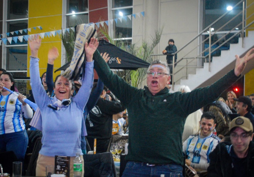 Furor por la Selección: cada vez más familias eligen a la EDIRO como la gran cábala para alentar a la Scaloneta