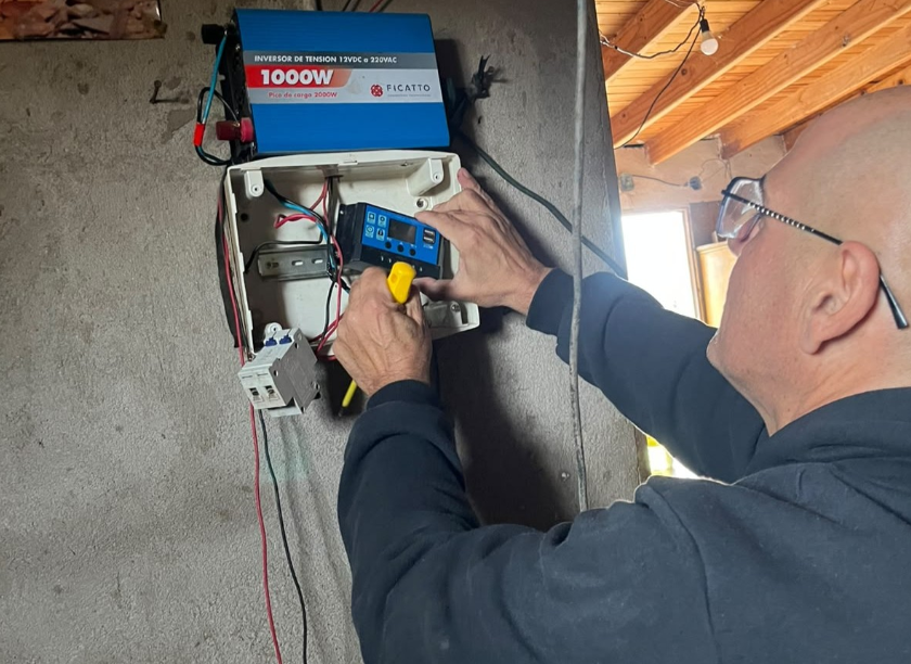 Energía solar en el campo: el Gobierno asistió a productores rurales de Nogolí con mantenimiento y recambio de baterías