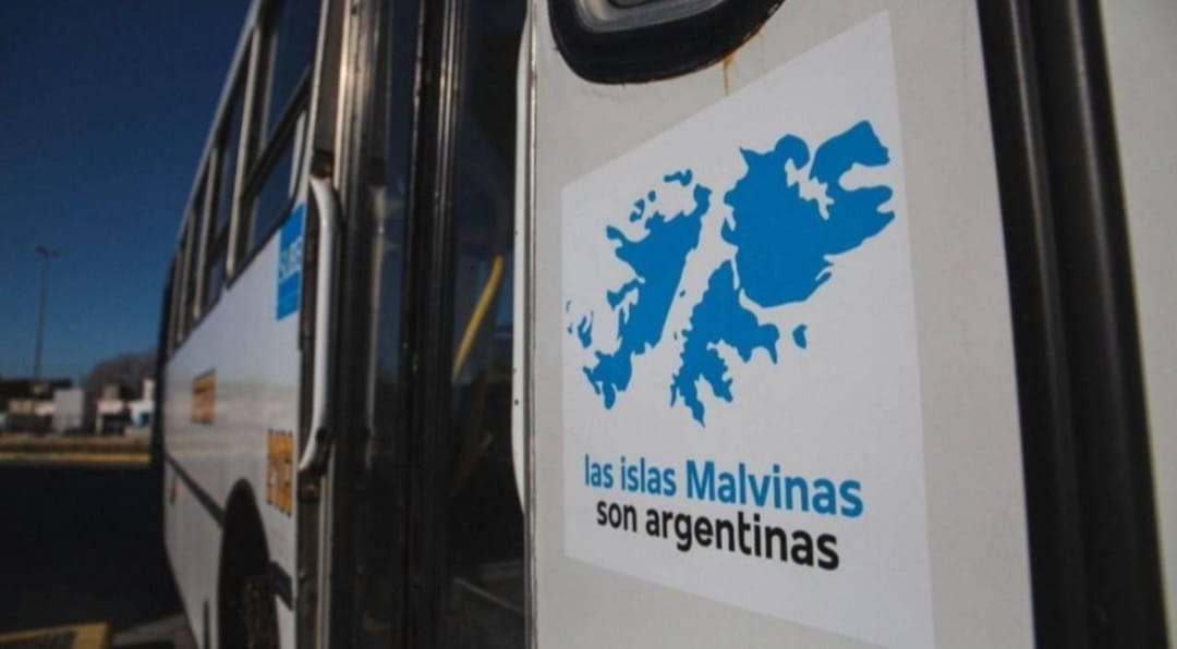 Polémica por los stickers de Malvinas en colectivos y trenes