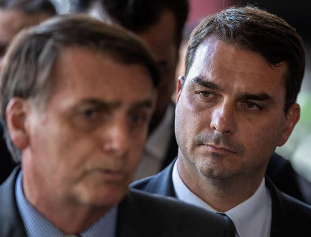 ESCÁNDALO “DARK HORSE”: LA INVESTIGACIÓN POR EL FINANCIAMIENTO DE LA PELÍCULA DE BOLSONARO GOLPEA A FLÁVIO A POCAS SEMANAS DE LAS ELECCIONES