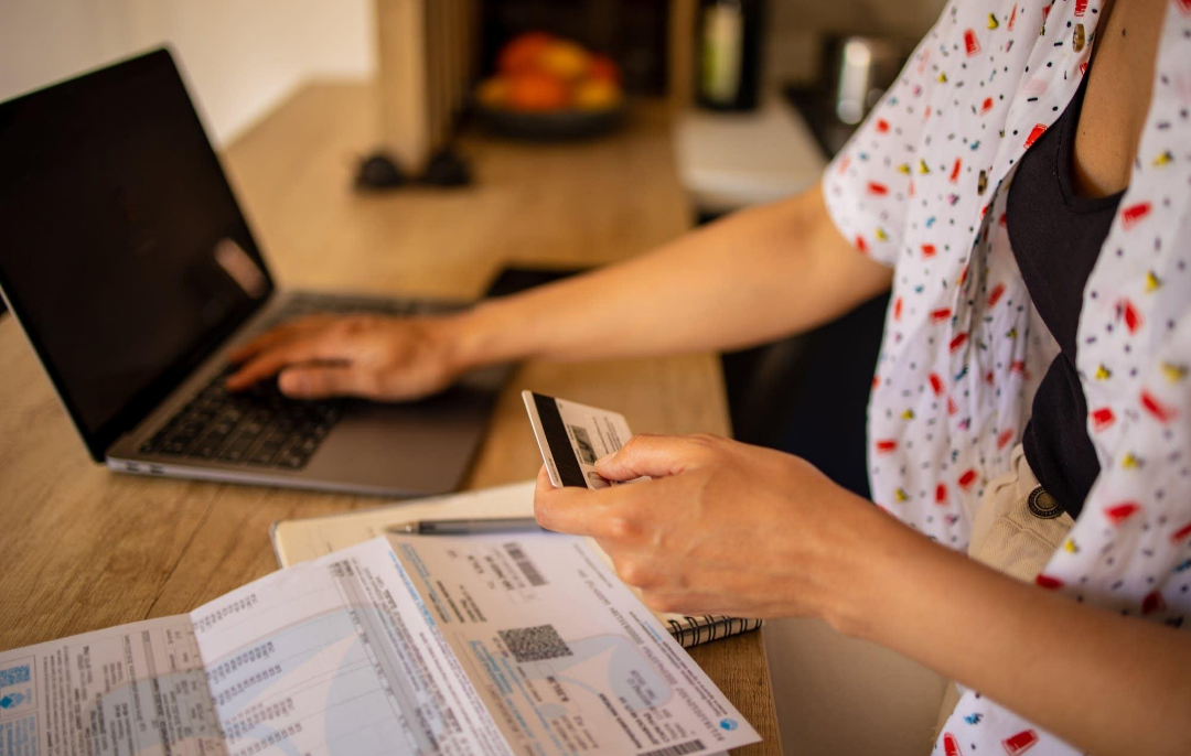 ENDEUDAMIENTO RÉCORD: CASI 900.000 PERSONAS YA TIENEN SUS DEUDAS EN MANOS DE AGENCIAS DE COBRO