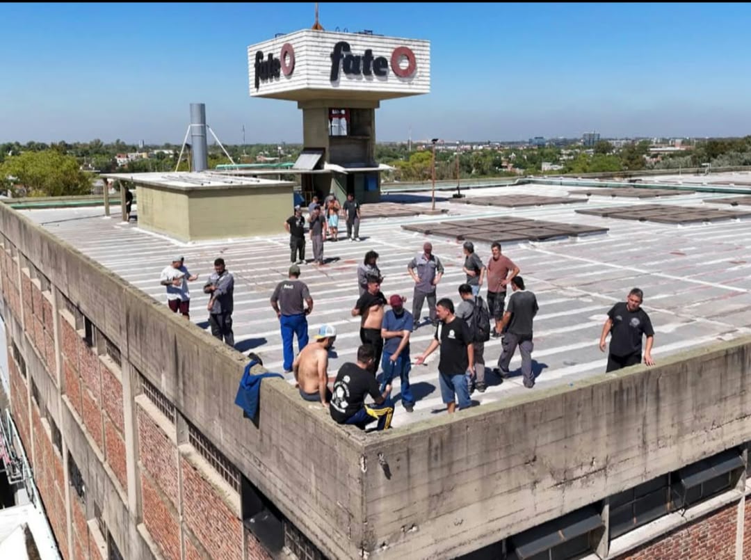 TENSIÓN EN FATE: MÁS DE 900 TRABAJADORES RESISTEN ANTE LA ORDEN DE DESALOJO