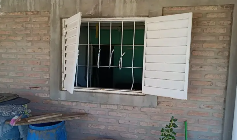 ¡Burla a la seguridad en Villa de la Quebrada! Hicieron un boquete, cortaron las rejas y desvalijaron una casa