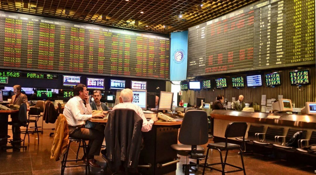 SUBEN EL RIESGO PAÍS Y EL DÓLAR: EL OFICIAL LLEGÓ A UN RÉCORD DE $1.540