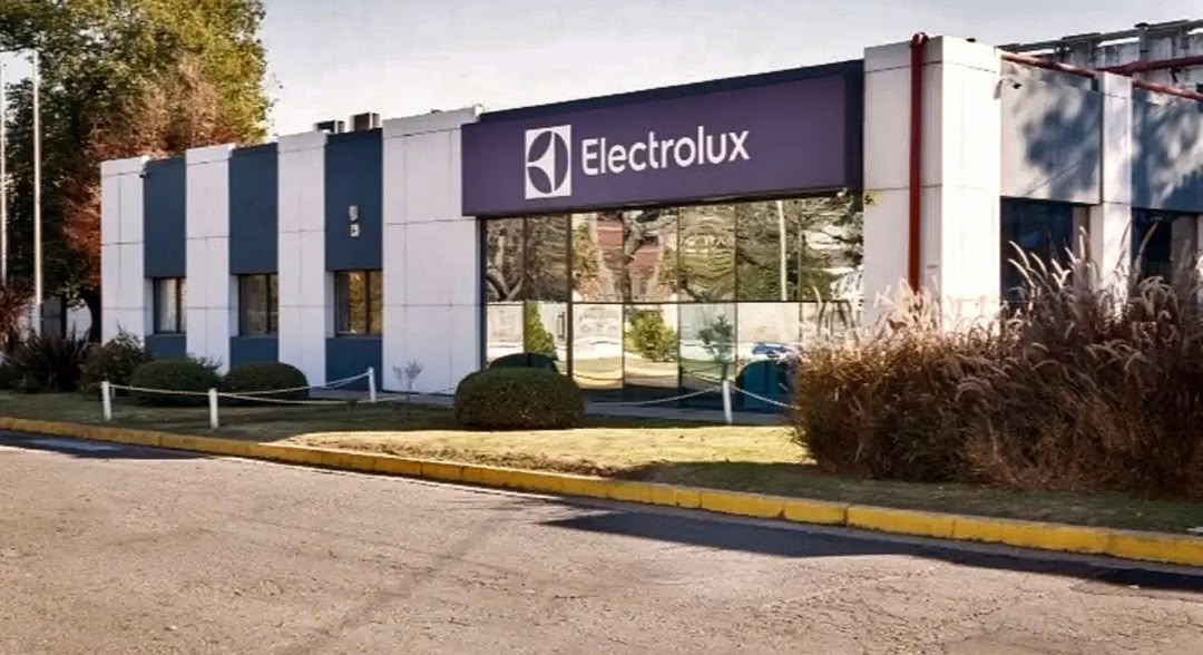 GOLPE A LA INDUSTRIA: ELECTROLUX CIERRA SU PLANTA EN ROSARIO Y PASA A IMPORTAR SUS PRODUCTOS