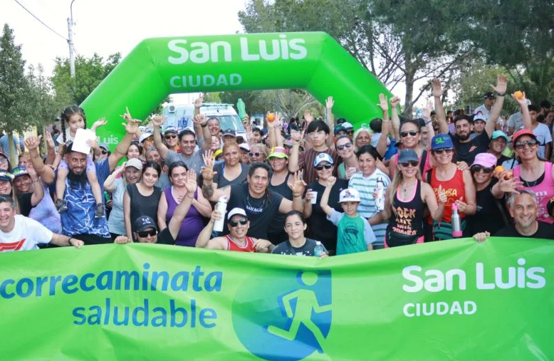 ¡A puro ritmo y en familia! Cientos de vecinos se sumaron a la correcaminata saludable en la zona norte