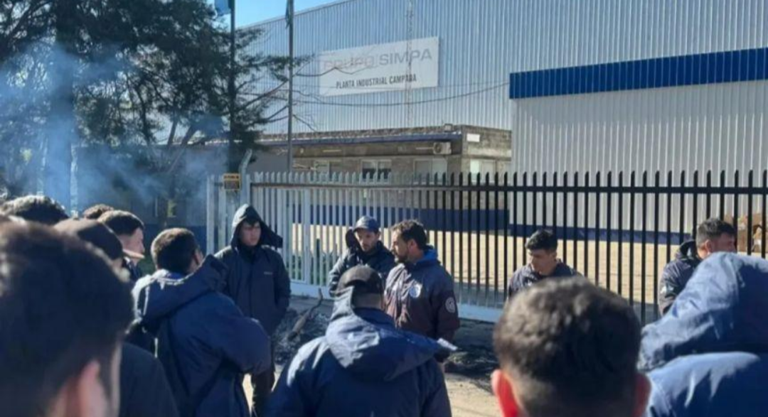 40 TRABAJADORES QUEDARON EN LA CALLE TRAS EL CIERRE DE UNA FÁBRICA EN CASEROS: DEBEN 4 MESES DE SUELDO