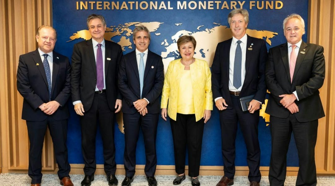 FMI: CAPUTO QUEDÓ $570.000 MILLONES POR DEBAJO DE LA META FISCAL Y EL FONDO FLEXIBILIZÓ EN US$11.800 MILLONES EL OBJETIVO DE RESERVAS