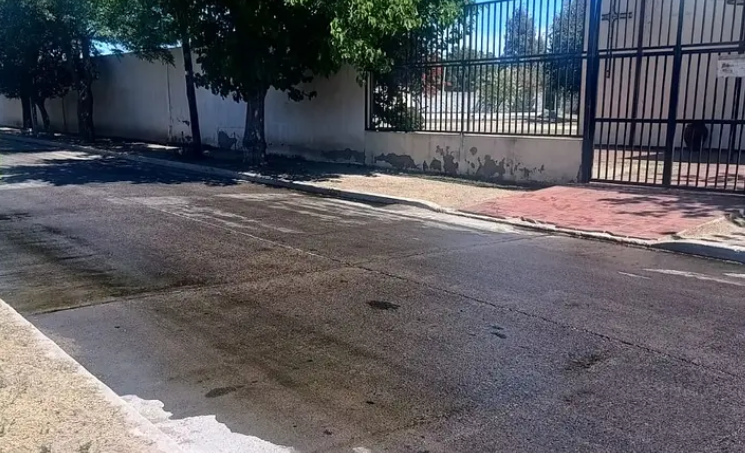 ¡Peligro y desidia en el barrio Eva Perón! Un camión municipal derramó 200 litros de aceite y nadie fue a limpiar