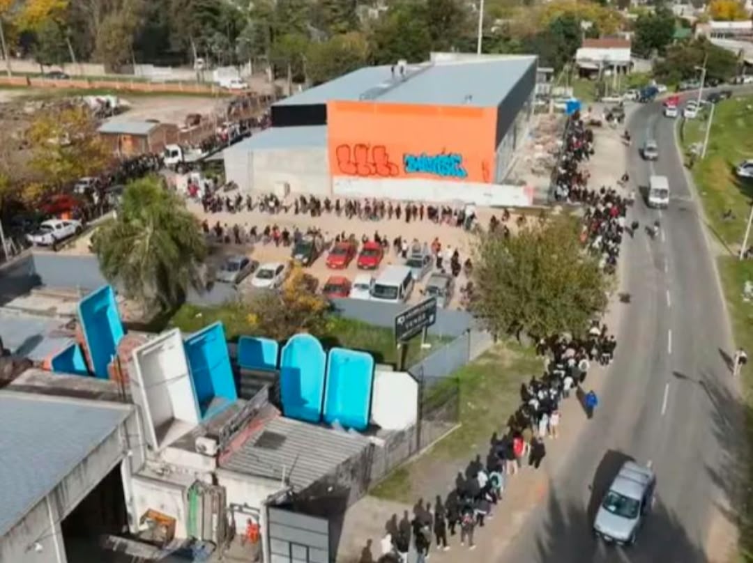 HASTA 10 CUADRAS DE FILA EN MORENO POR SOLO 30 PUESTOS DE TRABAJO: LA CRISIS DEL EMPLEO GOLPEA A LOS JÓVENES    