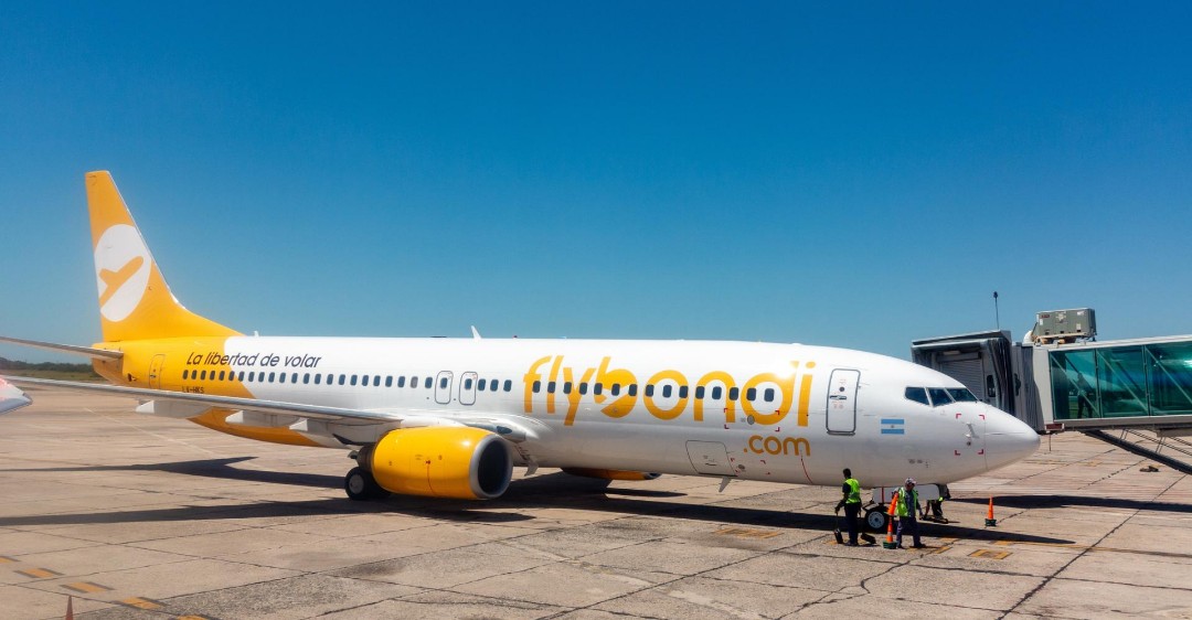 FLYBONDI ACUMULA UNA DEUDA DE $609.589 MILLONES: TIENE 826 EMPLEADOS Y BUSCA EVITAR LA QUIEBRA