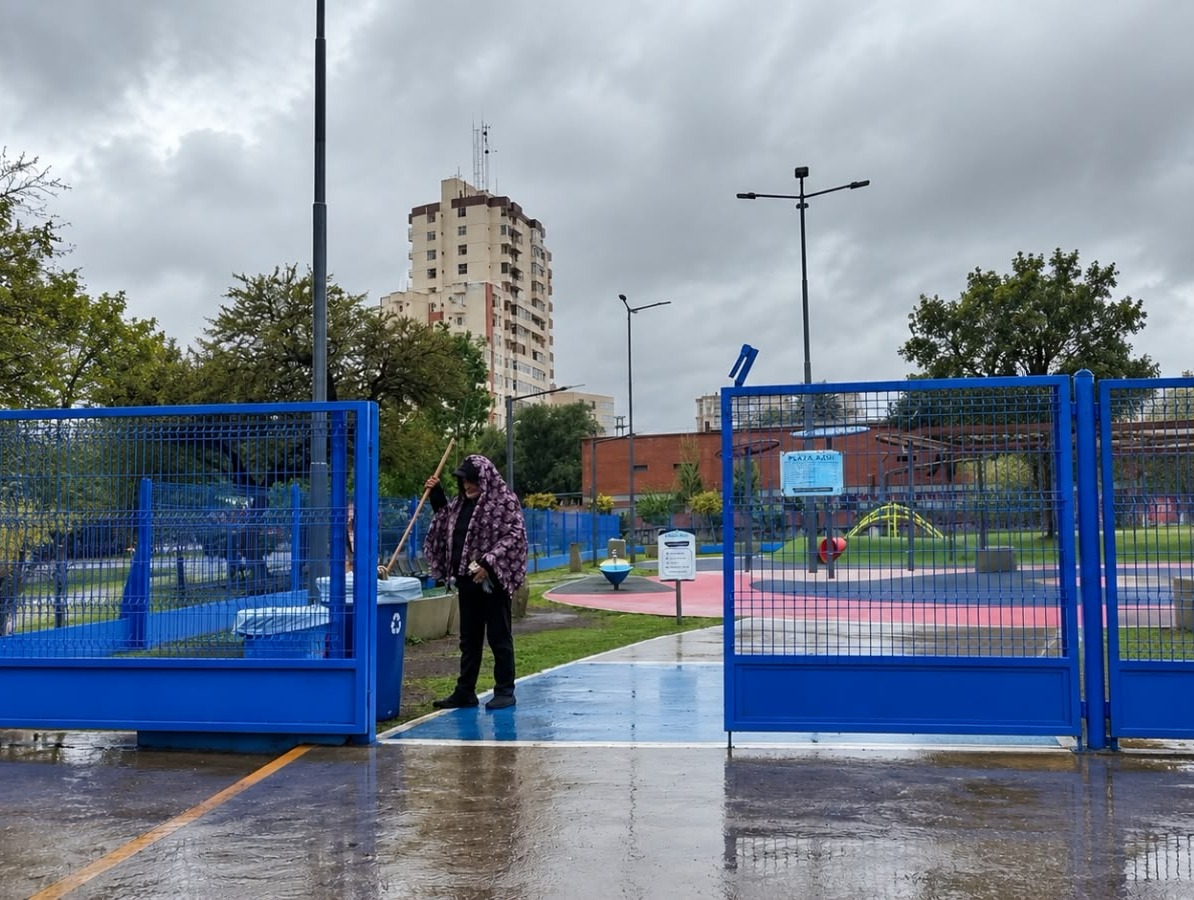 VECINOS DE SAN LUIS DENUNCIAN QUE LA MUNICIPALIDAD OBLIGA A SUS EMPLEADOS A TRABAJAR BAJO LA LLUVIA Y SIN PROTECCIÓN