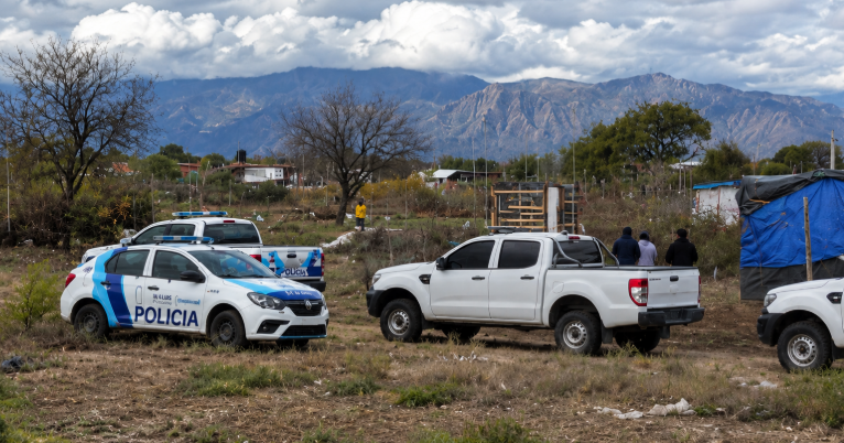 Macabro hallazgo en San Luis: un perro desenterró el cuerpo de una mujer y la Justicia investiga un posible crimen