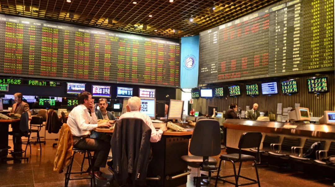 RIESGO PAÍS EN 640 PUNTOS: LOS BONOS CAEN Y LAS ACCIONES ARGENTINAS PIERDEN HASTA 2,1% EN WALL STREET