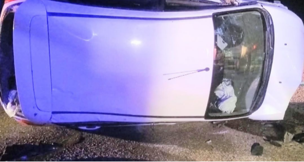 Fuerte vuelco en la Autopista 25 de Mayo: un auto impactó contra un poste y dos personas resultaron heridas