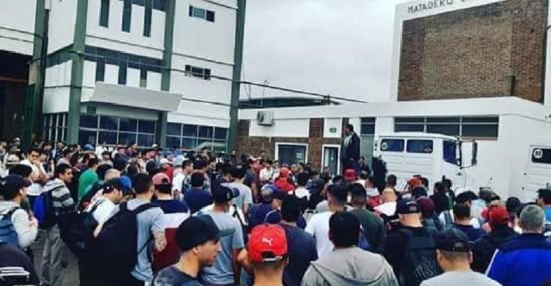 TENSIÓN EN UN FRIGORÍFICO DE SAN FERNANDO: TRABAJADORES TOMARON LA PLANTA POR FALTA DE PAGO DE SALARIOS