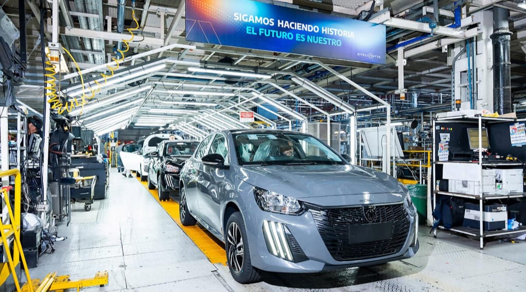 CRISIS AUTOMOTRIZ: FIAT Y PEUGEOT FRENAN LA PRODUCCIÓN Y ADELANTAN VACACIONES HASTA ENERO