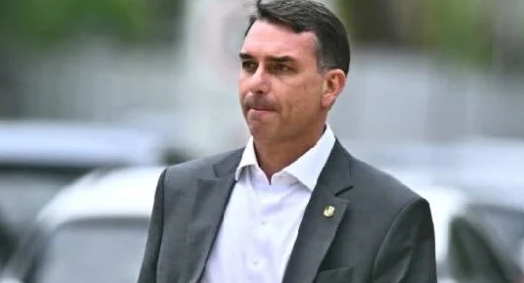 Flávio Bolsonaro denunció que la Justicia le prohibió salir de Brasil y le retuvo sus pasaportes